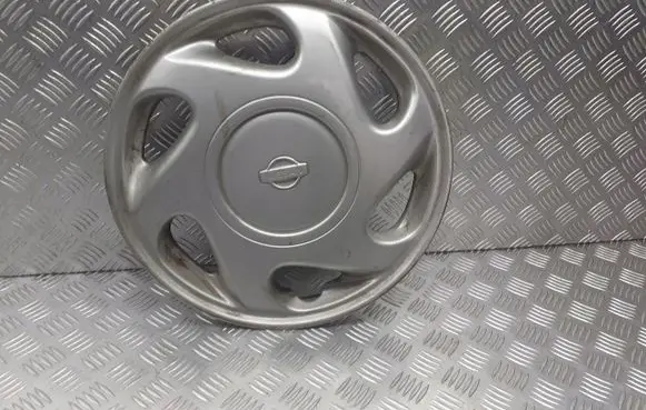 Nissan Primera R15 wheel hub/cap/trim 403152F010