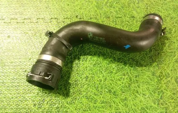BMW X5M E70 Engine coolant pipe/hose 7589728
