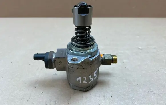Volkswagen PASSAT B6 Fuel injection high pressure pump 03C127026D