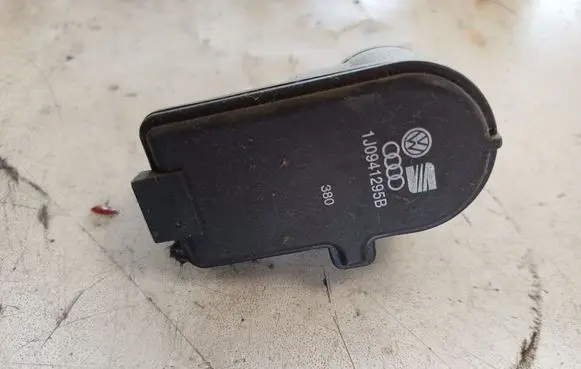 Volkswagen Polo Headlight level adjustment motor 1J0941295B