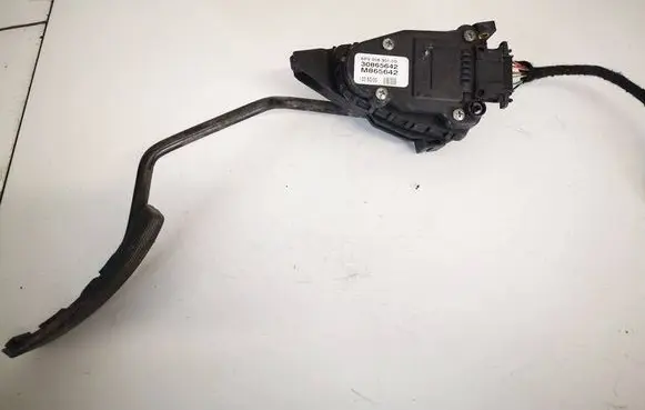 Accelerator throttle pedal
