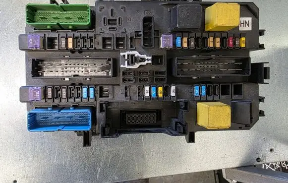 Opel Astra H Fuse module 13180775 5DK00866951