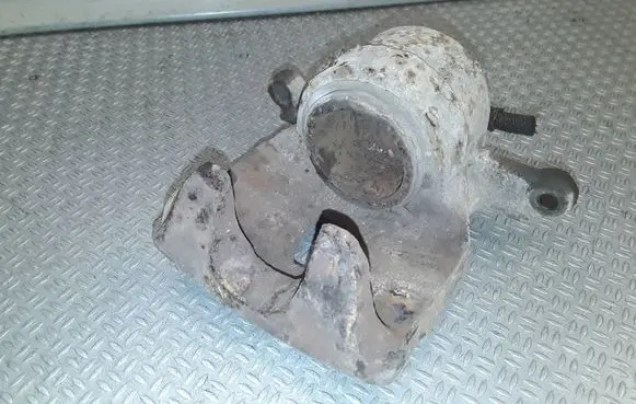 Toyota Previa (XR30, XR40) II Front brake caliper 