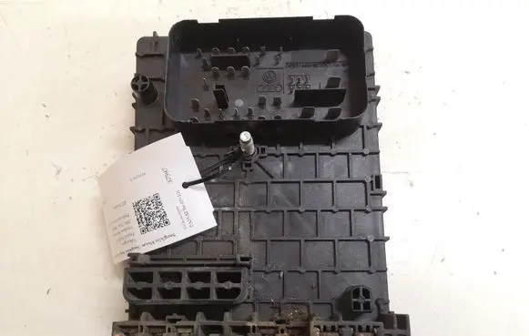 Volkswagen PASSAT B6 Fuse module 25555758 3C0937125 63592777
