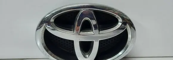 Toyota Yaris Manufacturer badge logo/emblem 7531102140