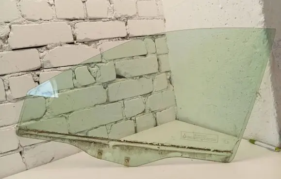 Mitsubishi Galant Front door window/glass (coupe) DOT376 M2H4