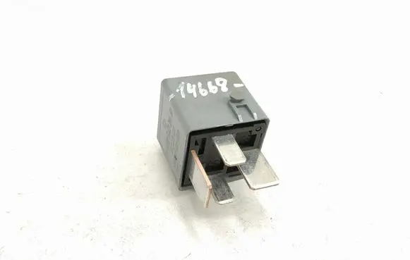 Mercedes-Benz B W245 Cruise control relay A0025422619 0025422619