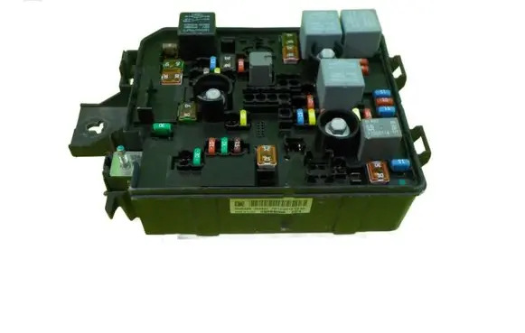 Opel Corsa E Fuse box set 39068005 BEZPIECZNIKOW