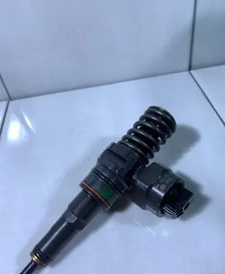 Volkswagen Golf IV Fuel injector 038130073F