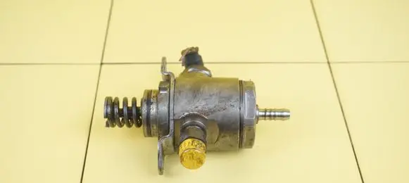 Audi A4 S4 B8 8K Fuel injection high pressure pump 06J127025C CDN