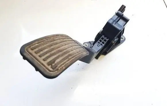 Accelerator throttle pedal