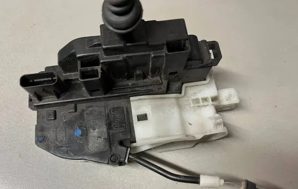 KIA Ceed Front door lock 09121