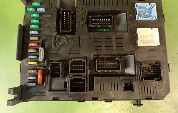 Citroen C4 I Fuse module 9660105980