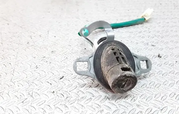 Mazda MPV Tailgate exterior lock 