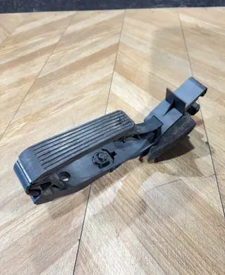 Mercedes-Benz E W211 Accelerator throttle pedal A2113000604