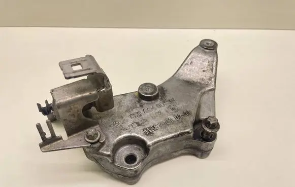 Mercedes-Benz C W204 Engine mounting bracket A6510940039 3002 11387010111