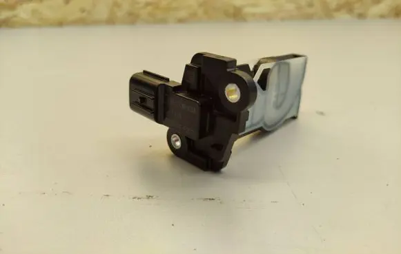 Toyota Yaris XP210 Mass air flow meter 22204F2010 AFH70M133 1413