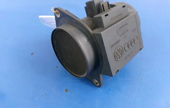 Volkswagen PASSAT B4 Mass air flow meter 074906461