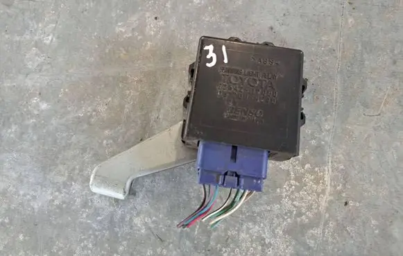 Toyota Yaris Day light relay 8281052050