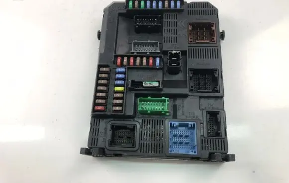 Peugeot 308 Fuse box set 9807054180
