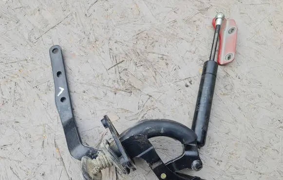 Volvo V70 Loading door upper hinge 9483034