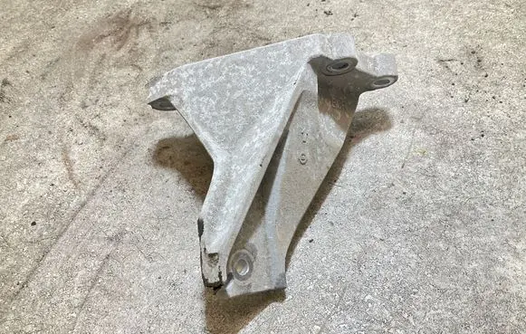 Engine mounting bracket