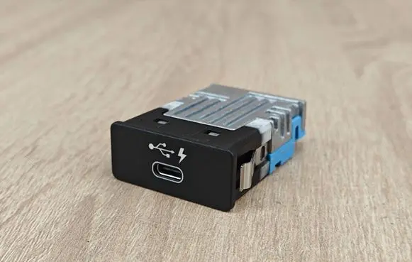 BMW 5 G30 G31 G38 USB socket connector 8711939