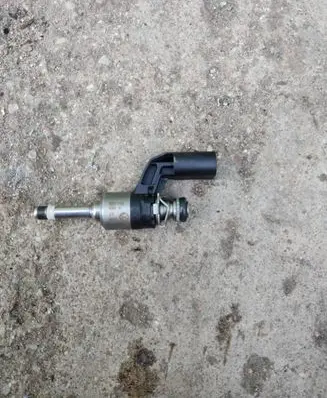 Volkswagen PASSAT B7 Fuel injector 03C906036k