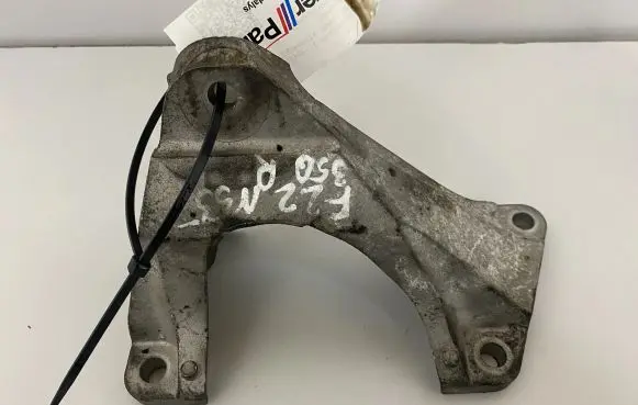 Engine mounting bracket