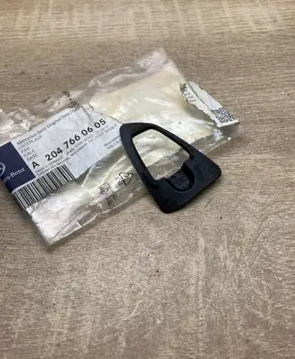 Mercedes-Benz C W204 Front door exterior handle/bracket A2047660605