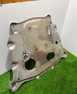 BMW X6 G06 Engine splash shield/under tray 6895090