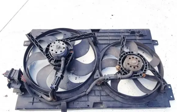 Radiator cooling fan shroud