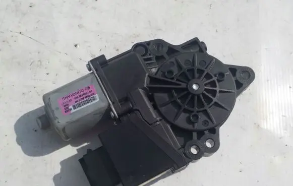 KIA Ceed Front door window regulator motor 82460A2710
