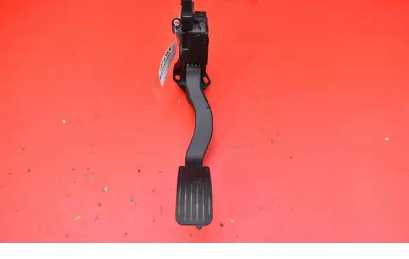 Accelerator throttle pedal