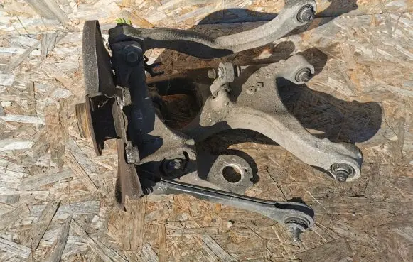 Rear wheel hub spindle/knuckle