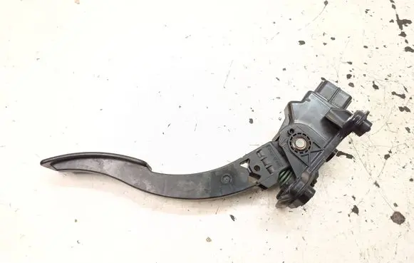 Accelerator throttle pedal