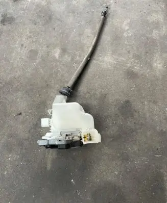 Volkswagen Touareg II Front door lock 8J1837015F