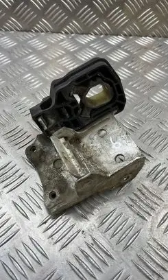 BMW 5 F10 F11 Radiator mount bracket 718651309