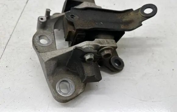 Mazda CX-3 Engine mount bracket