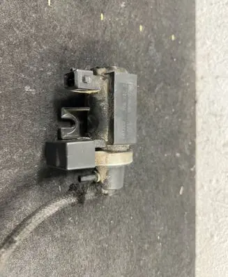 BMW 5 E60 E61 Turbo solenoid valve 72279600 2247906