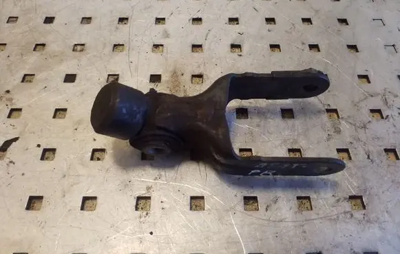 Peugeot 307 Engine mount bracket