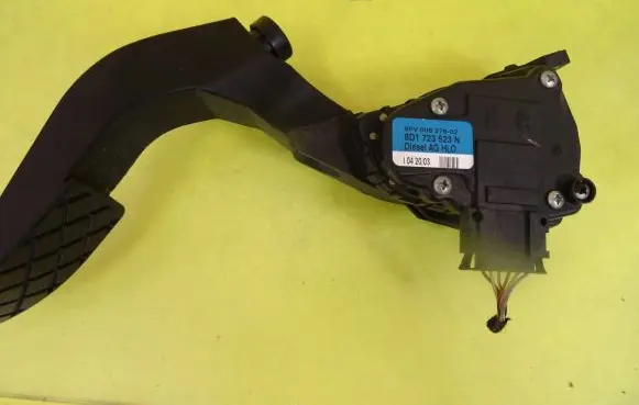 Volkswagen PASSAT B5.5 Accelerator throttle pedal 8D1723523N