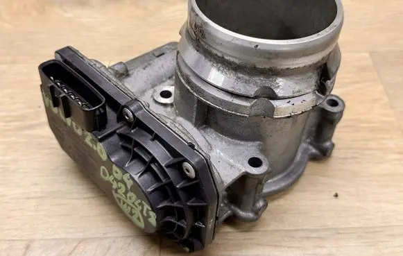 Volvo V40 Throttle body valve 32202650
