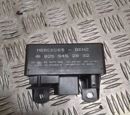 Mercedes-Benz Vaneo W414 Glow plug pre-heat relay 0255452832 899075000