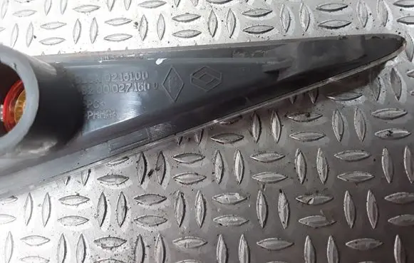 Front fender indicator light