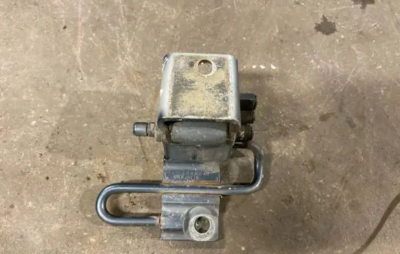 Volkswagen Touareg I Front door upper hinge 7L0831411