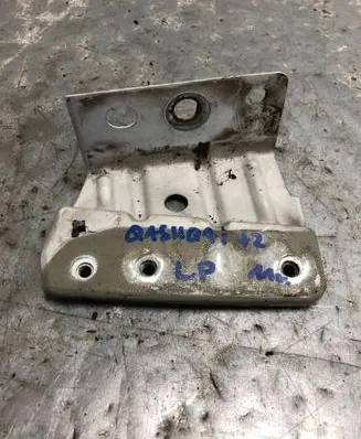 Nissan Qashqai+2 Fender mounting bracket