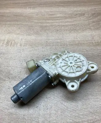 Mercedes-Benz CLS C219 Rear door window regulator motor A2198200542 0130821633
