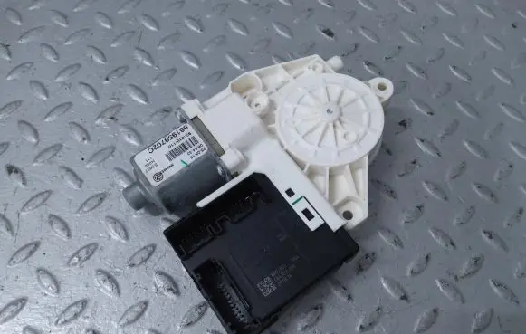 Volkswagen PASSAT B8 USA Front door window regulator motor 3C0959792J