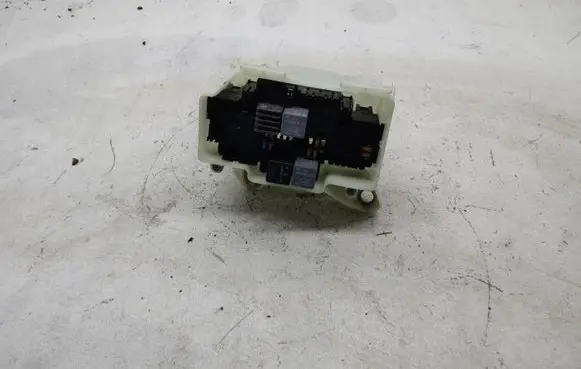 Mercedes-Benz C W205 Relay mounting block 